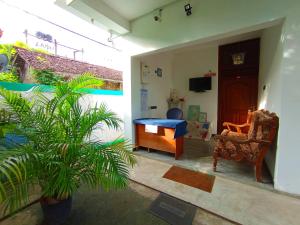 TV a/nebo společenská místnost v ubytování Pearl Deluna Resort Mirissa