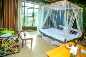Un pat sau paturi într-o cameră la Karisimbi Cave Resort