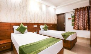 Treebo Comforts Inn, University Road Deralakatte客房内的一张或多张床位