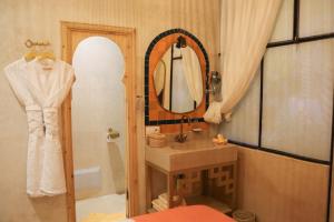 Koupelna v ubytování Riad 10 Mandarin BOUTIQUE RIAD