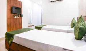 Treebo Comforts Inn, University Road Deralakatte客房内的一张或多张床位