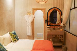 Postel nebo postele na pokoji v ubytování Riad 10 Mandarin BOUTIQUE RIAD