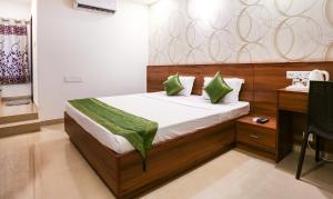 Treebo Comforts Inn, University Road Deralakatte客房内的一张或多张床位