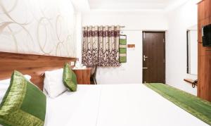 Treebo Comforts Inn, University Road Deralakatte客房内的一张或多张床位