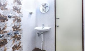 Treebo Comforts Inn, University Road Deralakatte的一间浴室