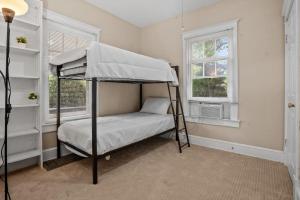 Postel nebo postele na pokoji v ubytování Entire Spacious Home Near DC