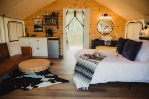Η κουζίνα ή μικρή κουζίνα στο The Skinner, Luxury Safari Tent