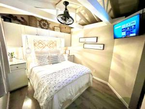 En eller flere senge i et værelse på Cutest Cozy Getaway Cottage with Sunset Lakeview