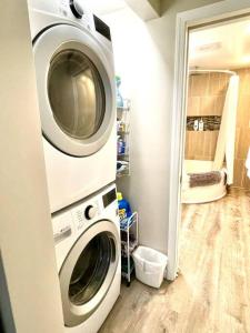 Et badeværelse på Cutest Cozy Getaway Cottage with Sunset Lakeview + 22 billeder