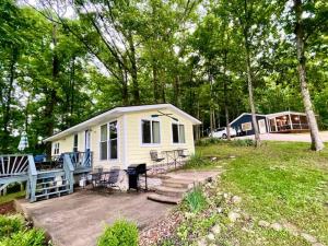 En have udenfor Cutest Cozy Getaway Cottage with Sunset Lakeview