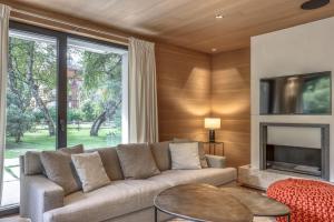 a living room with a couch and a fireplace at Appartement Oberland in Megève