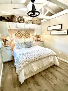 En eller flere senge i et værelse på Cutest Cozy Getaway Cottage with Sunset Lakeview