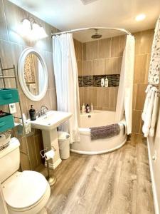 Et badeværelse på Cutest Cozy Getaway Cottage with Sunset Lakeview