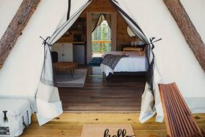 una camera da letto con un letto in una tenda di The Underwood, Lux Safari Tent a Cadiz
