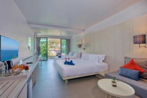 TV a/nebo společenská místnost v ubytování The Yama Hotel Phuket