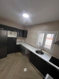 Kuchyň nebo kuchyňský kout v ubytování فيلا حديثة قرب السفارة الامريكية Modern villa near the American Embassy in Nouakchott