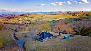 an aerial view of a cabin in the middle of a field at Casa de pe deal Sinteu in Şinteu