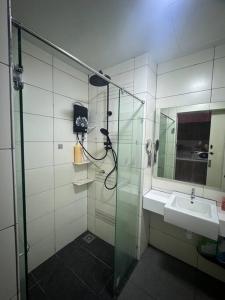 un bagno con doccia in vetro e lavandino di Hello Kitty HomeStay - Cameron Highlands - Spacious Studio - Perfect for Families - Sleeps 4 and Baby a Tanah Rata Altre 24 foto