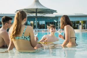 塔亚河畔拉镇Therme Laa Hotel Silent Spa Villas的一群人坐在游泳池里