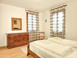una camera con due letti e un comò e due finestre di Casa Veronika ad Arcade