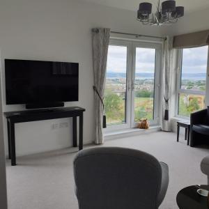 TV a/nebo společenská místnost v ubytování Amazing views of Inverness