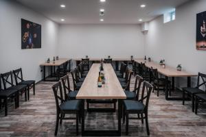 Reštaurácia alebo iné gastronomické zariadenie v ubytovaní Dominium Pincészet és Panzió