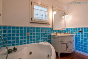 Ένα μπάνιο στο Alghero Villa Rujia with garden and pool +42 φωτογραφίες