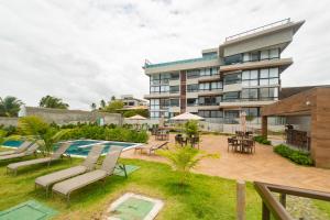 un edificio de apartamentos con patio y piscina en Mirante do Porto, en Porto de Galinhas