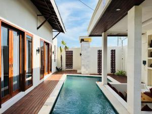 una piscina en el patio trasero de una casa en Kelapa Villa Mambal, en Mambat