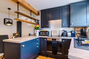 Dapur atau dapur kecil di The Snug - Premium cosy cottage with Log burner and pet friendly