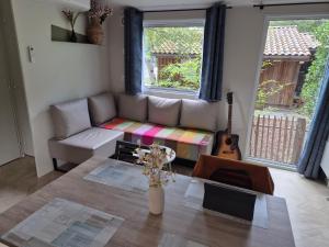 Ein Sitzbereich in der Unterkunft Cottage Les 2 Chardon