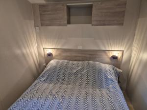 Ein Bett oder Betten in einem Zimmer der Unterkunft Cottage Les 2 Chardon