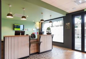 モンルージュにあるB&B HOTEL Paris Porte d'Orléansのロビー付きオフィス
