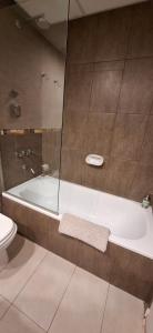 ein Badezimmer mit Badewanne und Toilette in der Unterkunft El encanto del lago in San Carlos de Bariloche + 40 Fotos