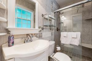 Phòng tắm tại Cozy cottage near the beach with internet, AC, Washer/Dryer +12 ảnh