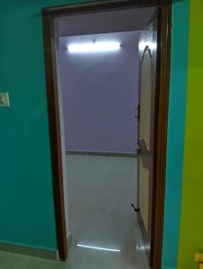 Una puerta de cristal que da a una ducha en el baño. en Arunachala Home Stay, en Tiruvannāmalai