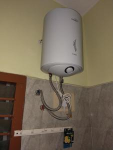 una luz blanca en la esquina de una habitación en Arunachala Home Stay, en Tiruvannāmalai