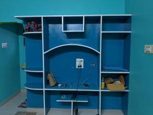 una habitación de paredes azules con una pared azul en Arunachala Home Stay, en Tiruvannāmalai