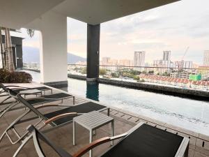 Μπαλκόνι ή βεράντα στο Georgetown Seaview & Cityview Skypool with 2 Carpark