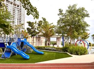 Ο χώρος παιχνιδιού για παιδιά στο Georgetown Seaview & Cityview Skypool with 2 Carpark