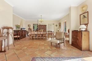 une salle à manger et un salon avec une table et des chaises dans l'établissement Villa familiale la Croix-du-Sud, à La Croix-Valmer 27 autres photos