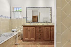 une salle de bain avec un lavabo et un grand miroir dans l'établissement Villa familiale la Croix-du-Sud, à La Croix-Valmer