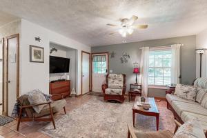 TV/trung tâm giải trí tại Cozy cottage near the beach with internet, AC, Washer/Dryer