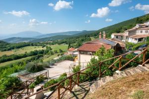 a view of a village with mountains in the background at Le Tradizioni Casa Vacanze in Trevi