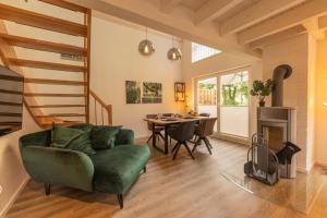 a living room with a green couch and a table at Villa Verde - Nordhorn in Nordhorn