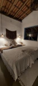 ein Schlafzimmer mit einem großen Bett mit Lichtern darauf in der Unterkunft Quintal do Céu Caraíva in Caraíva