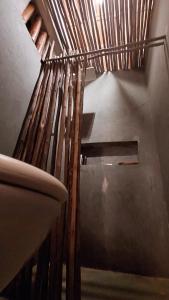 ein Badezimmer mit Waschbecken und Toilette in der Unterkunft Quintal do Céu Caraíva in Caraíva + 14 Fotos