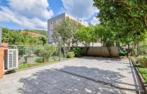 Το κτήριο όπου στεγάζεται  το διαμέρισμα