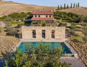 an aerial view of a house with a swimming pool at Podere San Pasquale - La Vigna in Castiglione dʼOrcia