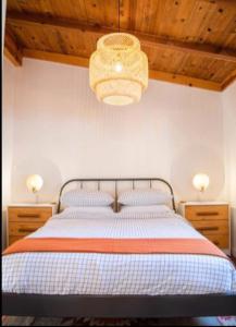 En eller flere senge i et værelse på Hanky Panky Romantic Cabin